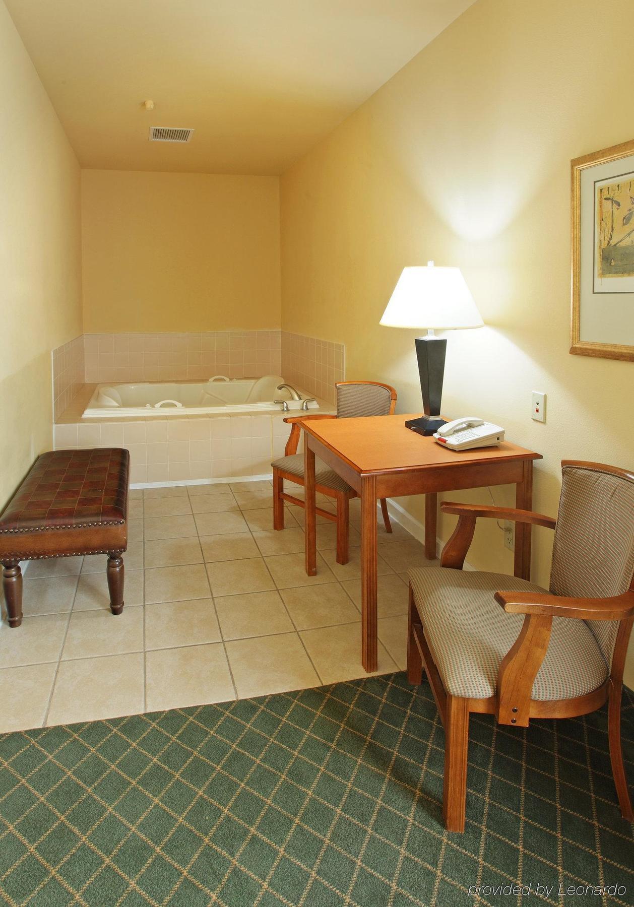 Holiday Inn Express & Suites Magnolia-Lake Columbia Bilik gambar
