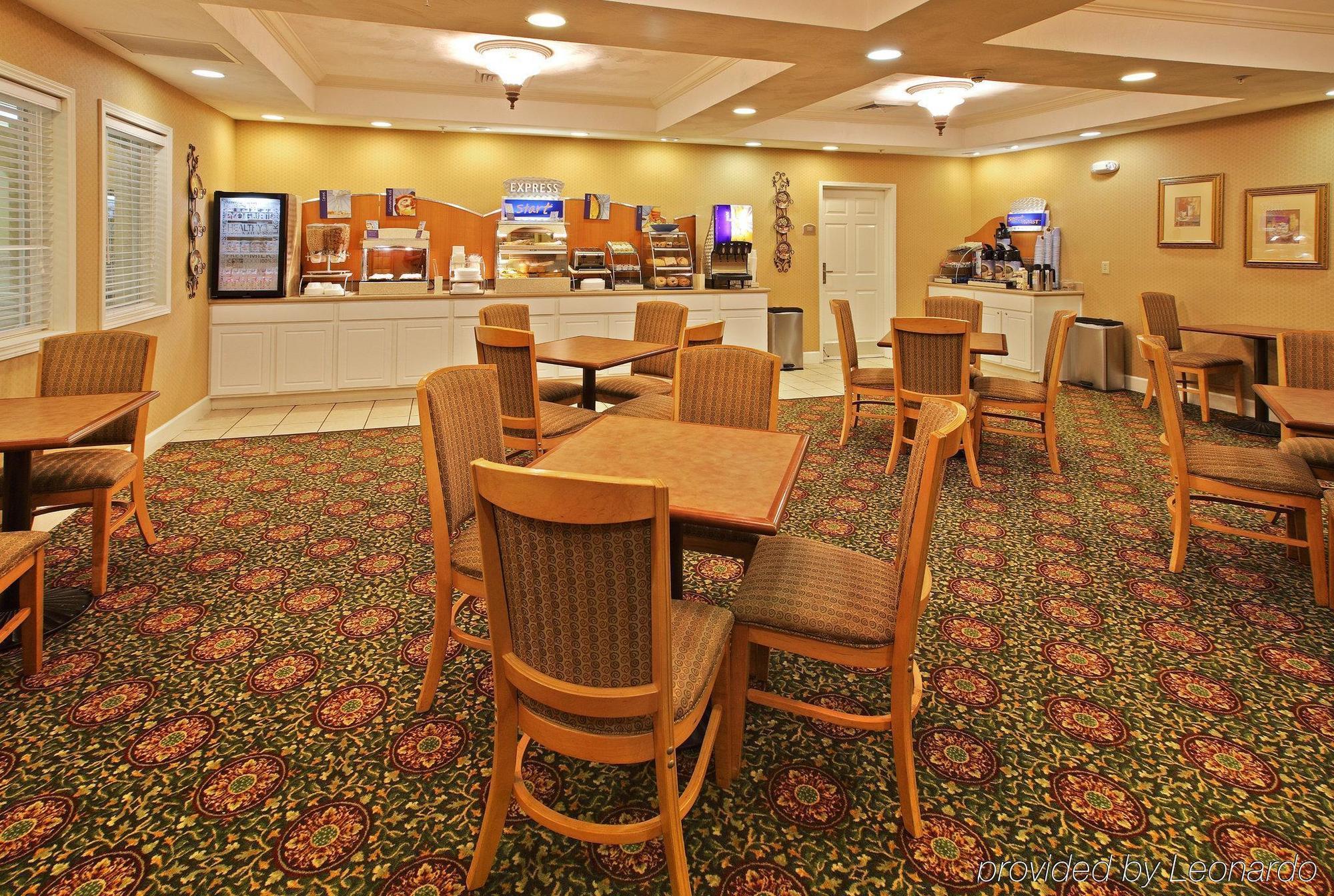Holiday Inn Express & Suites Magnolia-Lake Columbia Restoran gambar