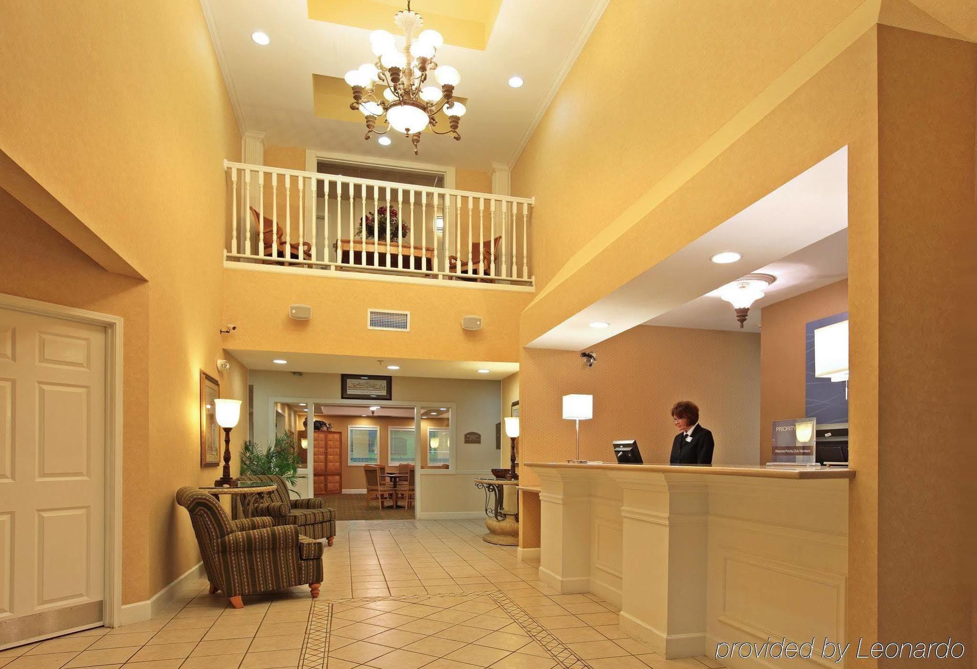 Holiday Inn Express & Suites Magnolia-Lake Columbia Dalaman gambar